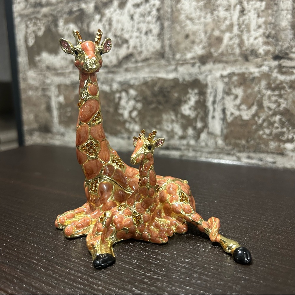 Giraffe & Baby - Enamel & Crystal Trinket Keeper Box Tchotchke Figure